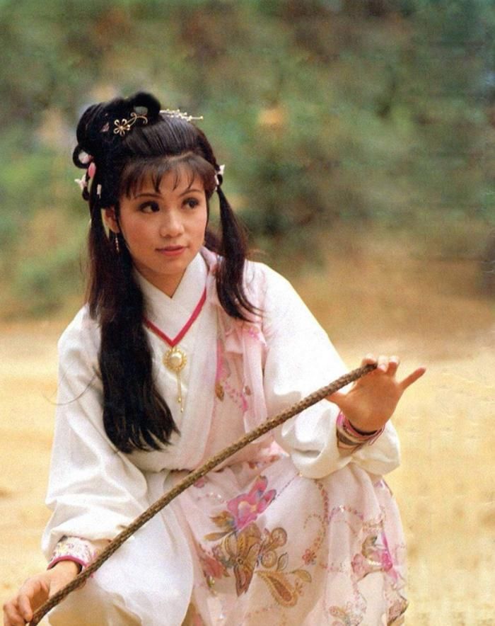 Hoàng Dung không chỉ nổi tiếng bởi nhan sắc mà còn sở hữu trí tuệ giúp nàng nhanh chóng lĩnh hội tinh hoa của Cửu Âm Chân Kinh. Ảnh: Sohu.