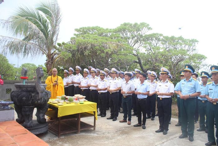 Cán bộ, chiến sĩ nhân dân đảo Song Tử Tây dâng hương tại bia tưởng niệm các Anh hùng Liệt sĩ.
