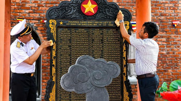 Thực hiện lau chùi bia tưởng niệm các Anh hùng Liệt sĩ trên đảo Song Tử Tây.