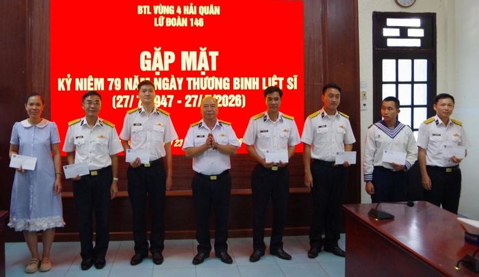 Đại tá Phạm Văn Thọ, Bí thư Đảng ủy, Chính ủy Lữ đoàn 146, Vùng 4 Hải quân tặng quà cho thân nhân gia đình chính sách.