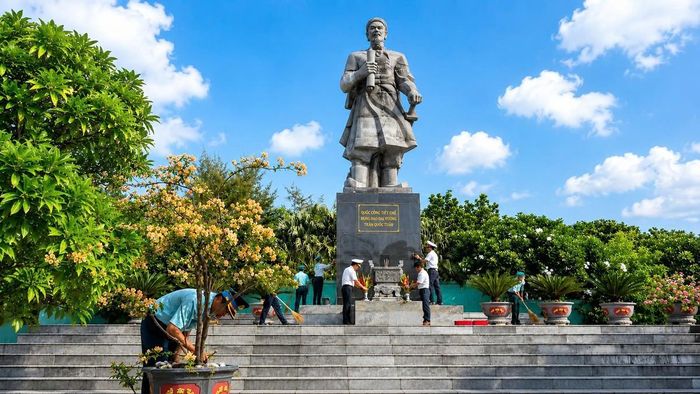 Cán bộ, chiến sĩ, nhân dân đảo chỉnh trang khuôn viên tượng đài Trần Quốc Tuấn.