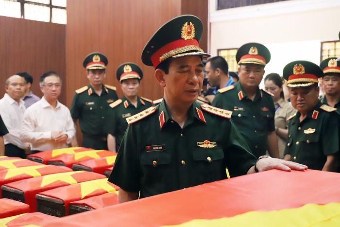Đại tướng Phan Văn Giang, Ủy viên Bộ Chính trị, Phó Thủ tướng Chính phủ, Bộ trưởng Bộ Quốc phòng viếng các anh hùng liệt sĩ vừa được tìm thấy tại Công viên Lê Thị Riêng.