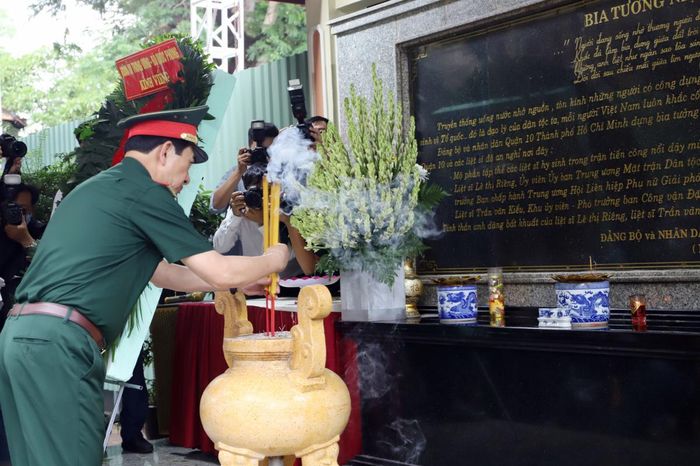 Đại tướng Phan Văn Giang, Ủy viên Bộ Chính trị, Phó Thủ tướng Chính phủ, Bộ trưởng Bộ Quốc phòng dâng hương tại Nhà bia tưởng niệm các anh hùng liệt sĩ hy sinh trong cuộc Tổng tiến công và nổi dậy Tết Mậu Thân năm 1968.