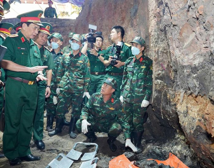 Ủy viên Bộ Chính trị, Phó Thủ tướng Chính phủ, Bộ trưởng Bộ Quốc phòng Phan Văn Giang kiểm tra tại vị trí tìm kiếm hài cốt liệt sĩ ở Công viên Lê Thị Riêng.