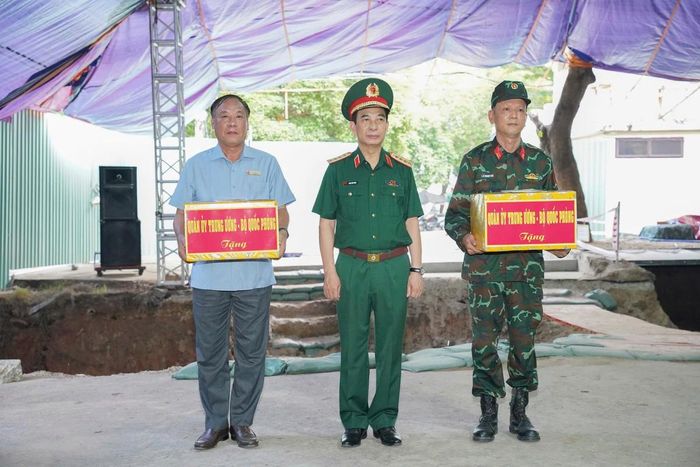 Ủy viên Bộ Chính trị, Phó Thủ tướng Chính phủ, Bộ trưởng Bộ Quốc phòng Phan Văn Giang tặng quà cán bộ, chiến sĩ và các lực lượng đang trực tiếp thực hiện nhiệm vụ tại Công viên Lê Thị Riêng.