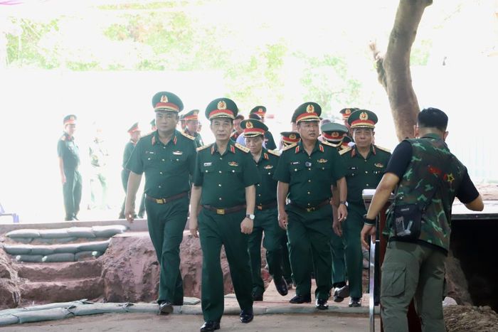 Ủy viên Bộ Chính trị, Phó Thủ tướng Chính phủ, Bộ trưởng Bộ Quốc phòng Phan Văn Giang tại khu vực tìm kiếm hài cốt liệt sĩ ở Công viên Lê Thị Riêng.