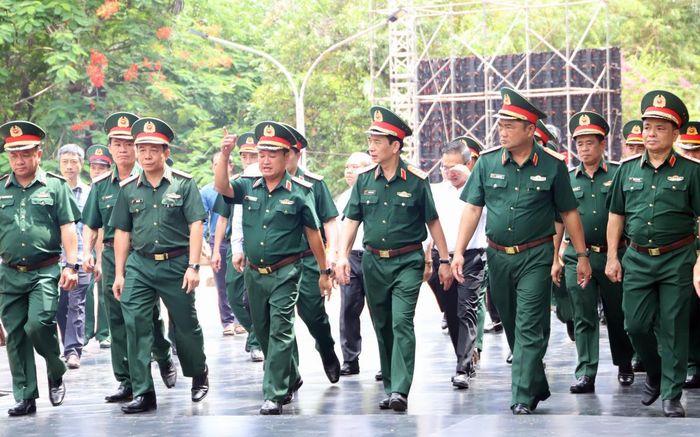 Đại tướng Phan Văn Giang, Ủy viên Bộ Chính trị, Phó Thủ tướng Chính phủ, Bộ trưởng Bộ Quốc phòng thăm, động viên cán bộ, chiến sĩ và các lực lượng đang trực tiếp thực hiện nhiệm vụ tại Công viên Lê Thị Riêng.