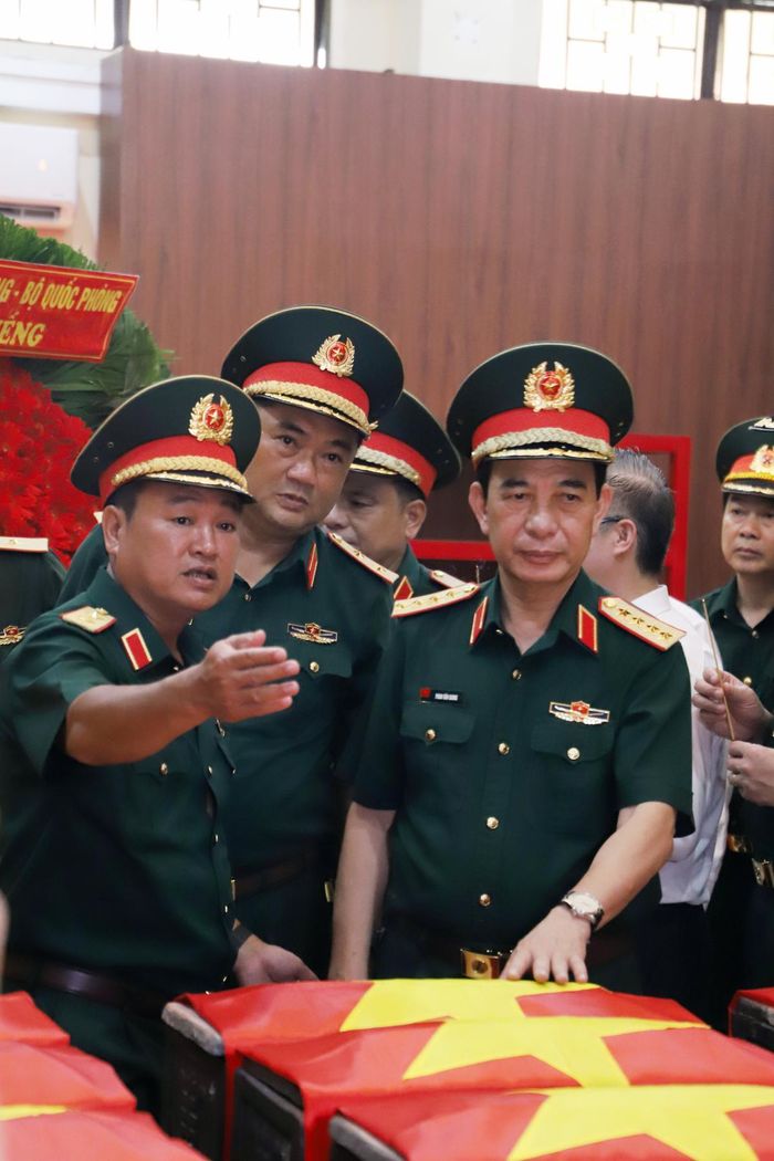 Đại tướng Phan Văn Giang, Ủy viên Bộ Chính trị, Phó Thủ tướng Chính phủ, Bộ trưởng Bộ Quốc phòng viếng các anh hùng liệt sĩ vừa được tìm thấy tại Công viên Lê Thị Riêng.