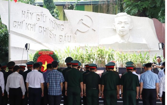 Đoàn công tác kính cẩn nghiêng mình tưởng nhớ, bày tỏ lòng biết ơn sâu sắc đối với cố Tổng Bí thư Trần Phú và các anh hùng liệt sĩ đã anh dũng chiến đấu, hy sinh vì độc lập, tự do của Tổ quốc.