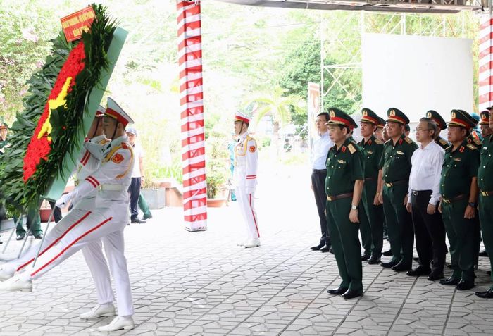 Đoàn công tác dâng hương tại Tượng đài cố Tổng Bí thư Trần Phú.