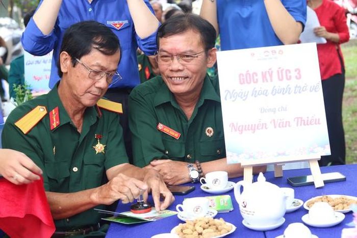 Các bác cựu chiến binh chia sẻ tại chương trình và đóng dấu vào cuốn “Hộ chiếu ký ức” tặng tất cả đại biểu tham gia buổi giao lưu.