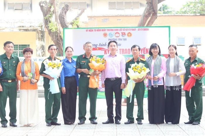 Lãnh đạo địa phương trao những bó hoa tri ân đến các bác cựu chiến binh tham gia tại chương trình.