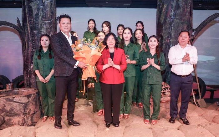 Chủ tịch UBTƯ MTTQ Việt Nam Bùi Thị Minh Hoài tặng hoa đạo diễn và các diễn viên của Chương trình “Huyền thoại tuổi thanh xuân”. Ảnh: Quang Vinh