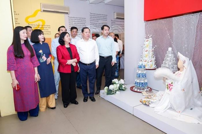 Chủ tịch UBTƯ MTTQ Việt Nam Bùi Thị Minh Hoài và các đại biểu tham quan hệ thống trưng bày của Bảo tàng Phụ nữ Việt Nam. Ảnh: Quang Vinh