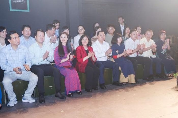 Bà Bùi Thị Minh Hoài (hàng đầu, thứ 4 từ trái sang), Ủy viên Bộ Chính trị, Bí thư Trung ương Đảng, Bí thư Đảng ủy Mặt trận Tổ quốc, các đoàn thể Trung ương, Chủ tịch Ủy ban Trung ương Mặt trận Tổ quốc Việt Nam, cùng các đại biểu xem chương trình