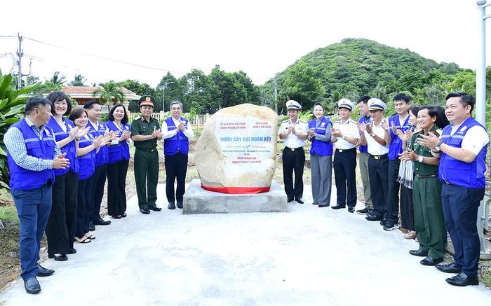 Các đại biểu chụp ảnh tại "Vườn cây Đại đoàn kết" – biểu tượng tình cảm gắn bó của TPHCM gửi đến chiến sĩ đảo xa