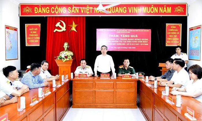 Lãnh đạo TPHCM đến thăm, chia sẻ và tiếp thêm động lực cho cán bộ, chiến sĩ Ban Chỉ huy Quân sự Đặc khu, Bộ đội Biên phòng cùng các Trạm Ra đa 590 và 32 vững vàng làm nhiệm vụ nơi tuyến đầu