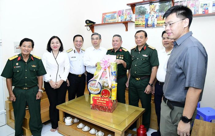 Đoàn công tác TPHCM thăm hỏi, tri ân gia đình ông Nguyễn Đình Bá tại Khu dân cư 5 vì những đóng góp, hy sinh to lớn cho sự nghiệp cách mạng của dân tộc