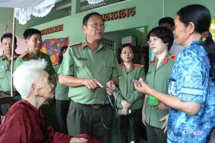 Đại tá Châu Thanh Phong, Giám đốc Bệnh viện Công an tỉnh Cà Mau khám, tư vấn chế độ dinh dưỡng đối với Mẹ Việt Nam Anh hùng Lý Thị Năm
