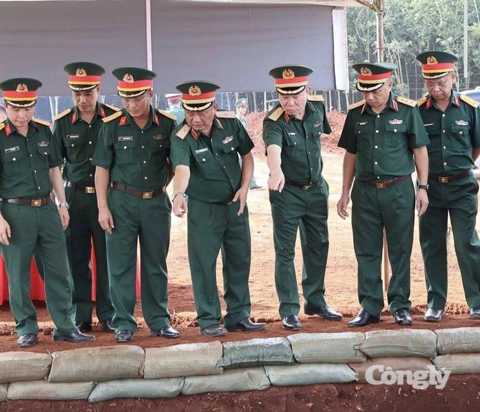 Đoàn kiểm tra tại vị trí mộ liệt sĩ.
