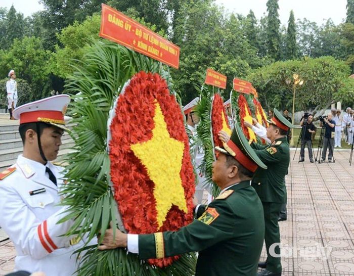 Các đại biểu dâng hương, dâng hoa tại buổi lễ. (Ảnh: Minh Nguyễn)