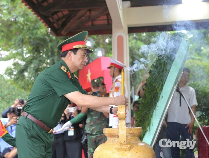 Đại tướng Phan Văn Giang dâng hương.