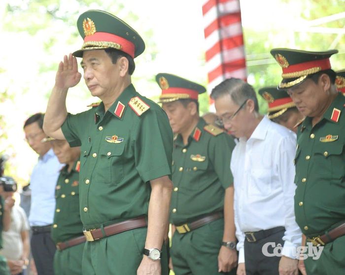 Đại tướng Phan Văn Giang tại lễ dâng hoa, dâng hương.