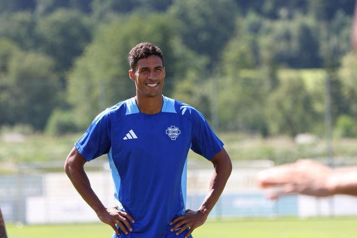 Raphaël Varane là một trong những người thúc đẩy chương trình bảo vệ sức khỏe não bộ cho cầu thủ trẻ tại học viện Como 1907. Ảnh: Como 1907