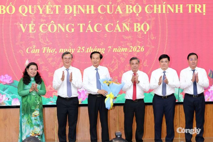 Ban Thường vụ Thành ủy Cần Thơ tặng hoa chúc mừng tân Bí thư Thành ủy (Ảnh: Trung Phạm)