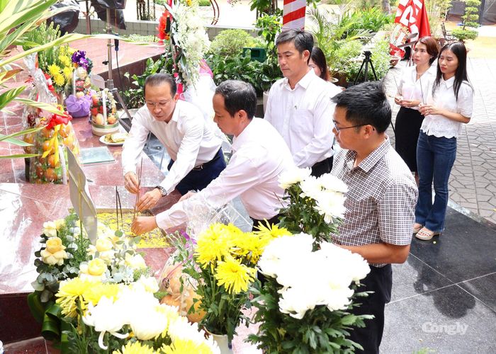 Đoàn dâng hoa, dâng hương tại Tượng đài cố Tổng Bí thư Trần Phú, Công viên Lê Thị Riêng.