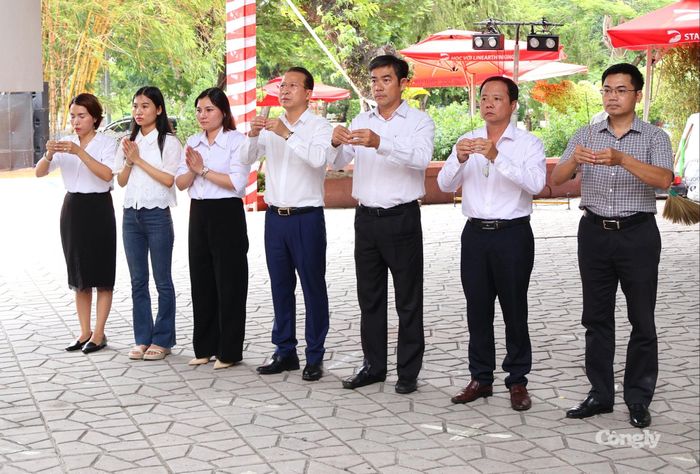 Văn phòng đại diện Báo Công lý tại TP.HCM tổ chức dâng hoa, dâng hương tại Công viên Lê Thị Riêng.