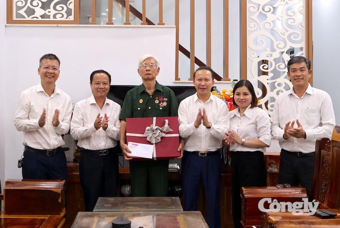 Văn phòng đại diện Báo Công lý tại TP.HCM trao tặng quà cho thương binh Lê Xuân Ngũ.