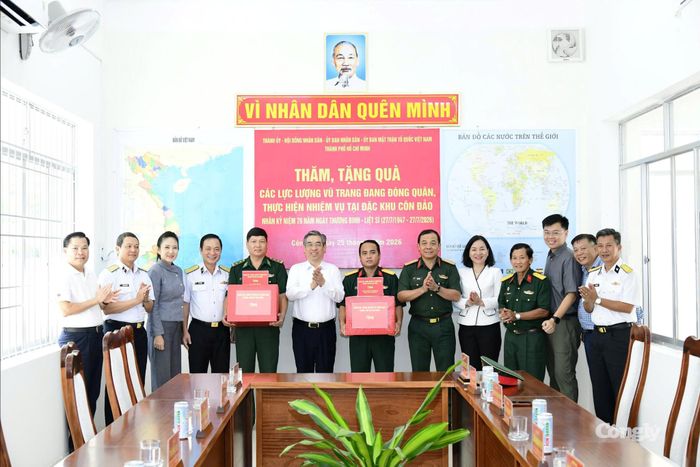 Đoàn công tác tặng quà lực lượng vũ trang ở Côn Đảo.