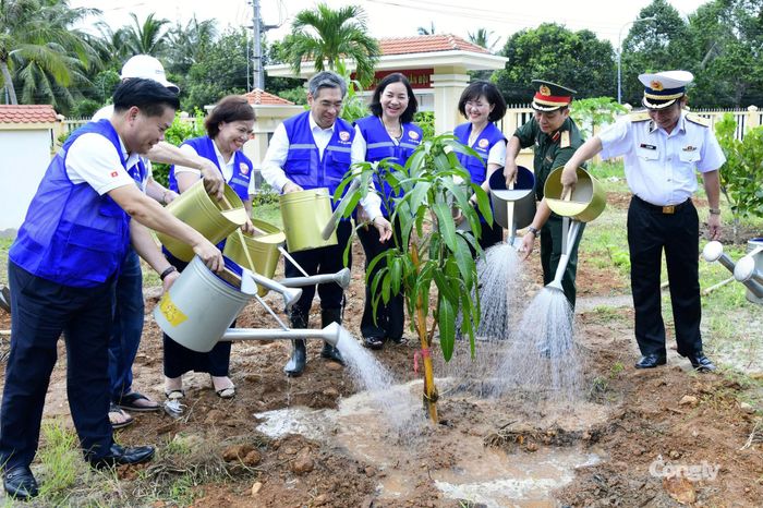Các đại biểu tưới cây trong "Vườn cây Đại đoàn kết".