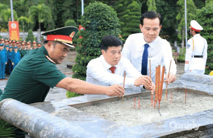 Lãnh đạo Quân khu 7 và lãnh đạo tỉnh Lâm Đồng thắp hương tưởng niệm các Anh hùng liệt sĩ.