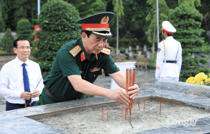 Đại tướng Phan Văn Giang dâng hương trước Đài tưởng niệm các Anh hùng liệt sĩ.