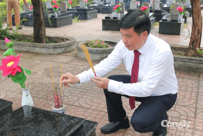 Bí thư Tỉnh ủy Lâm Đồng Y Thanh Hà Niê Kđăm thắp nhang tại từng phần mộ các Anh hùng liệt sĩ.