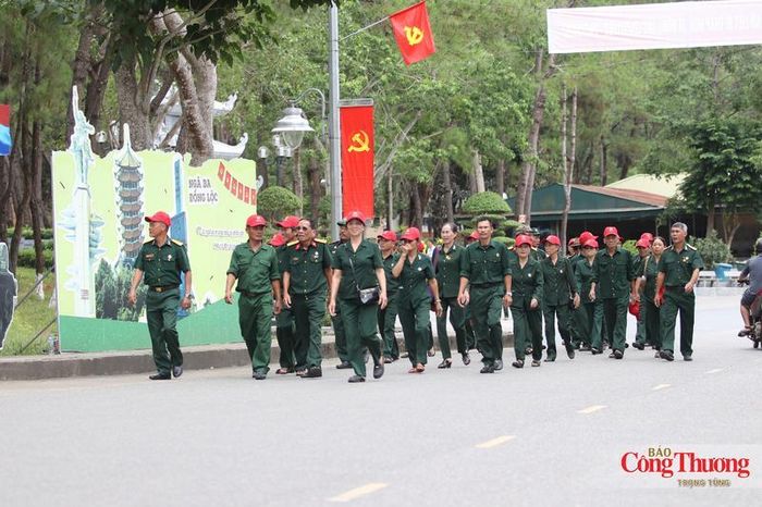 Nhiều đoàn cựu chiến binh mang trên mình tấm áo cựu quân nhân đã sờn màu, ngực đeo huân chương ghé về thăm đồng đội.