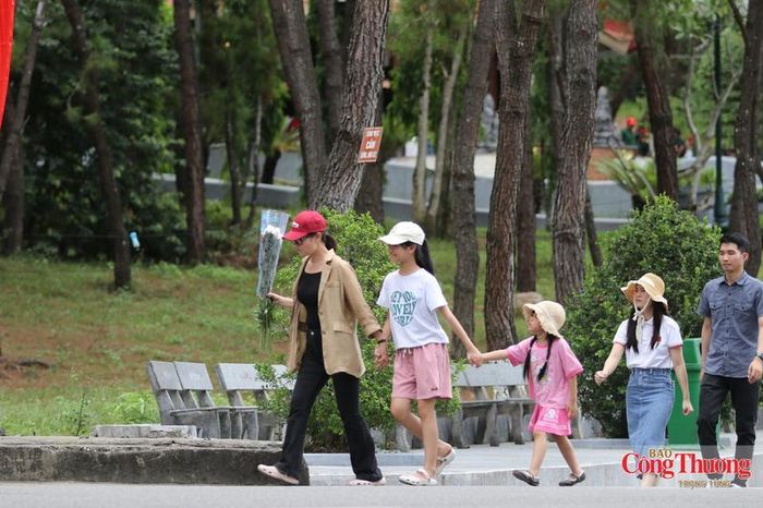 Chị Lê Thị Thanh (29 tuổi, du khách đến từ Hà Nội) bồi hồi cho biết, đây là lần đầu tiên chị cùng gia đình ghé thăm di tích vào đúng dịp tri ân. "Lắng nghe những câu chuyện chiến đấu gian khổ qua lời kể tại nhà trưng bày, tôi mới thực sự cảm nhận hết giá trị của hòa bình hôm nay. Chuyến đi giúp tôi và các con hiểu rõ hơn về lịch sử và lòng biết ơn", chị nói.