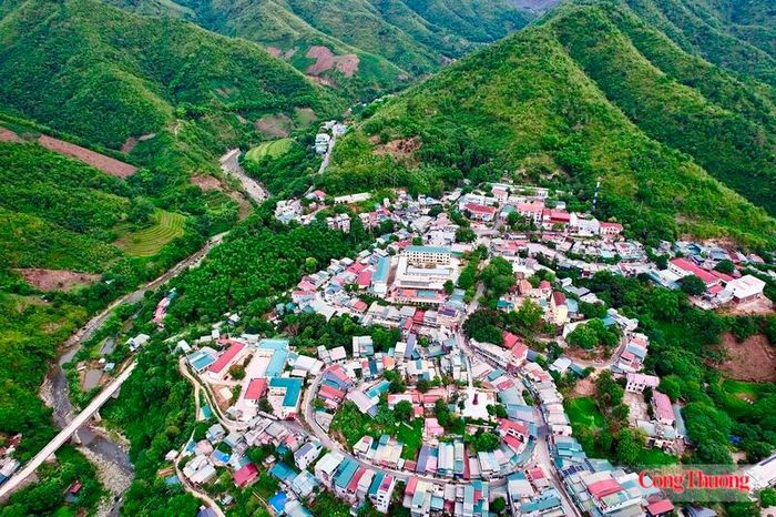 Mường Lát là một trong xã biên giới, điều kiện kinh tế còn khó khăn. Ảnh: Ngô Nhung