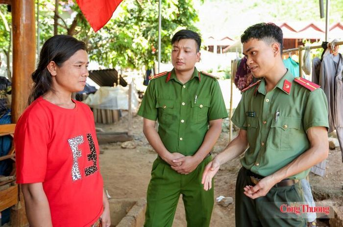 Do gia đình còn nhiều khó khăn, không có xe đi lại, con gái chị Vi Thị Thủy học lớp 6 đã phải nghỉ, nắm được thông tin đó, Thiếu úy Vi Văn Tuấn cùng đồng đội đến tận nhà vận động cháu đi học trở lại. Ảnh: Ngô Nhung