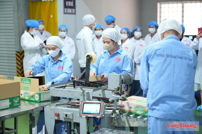 Công nhân hoàn thiện công đoạn đóng gói sản phẩm trước khi đưa ra thị trường. Ảnh: Nguyệt Đức.