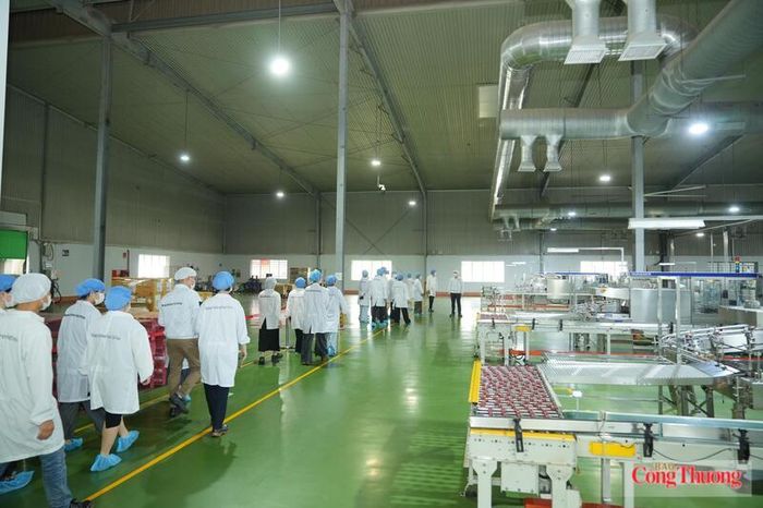 Trước khi vào khu vực sản xuất, cán bộ, nhân viên phải mặc trang phục bảo hộ, đi giày chuyên dụng và đội mũ trùm tóc nhằm bảo đảm các yêu cầu về an toàn, vệ sinh thực phẩm. Ảnh: Nguyệt Đức.