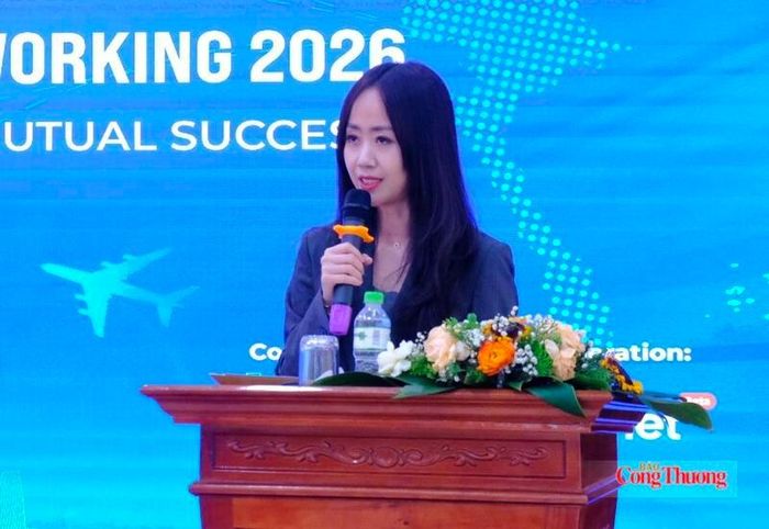 Bà Võ Hồng Anh, Phó Vụ trưởng Vụ Phát triển thị trường nước ngoài (Bộ Công Thương) đề xuất các giải pháp thúc đẩy thương mại giữa hai nước tại diễn đàn. Ảnh: Lê An