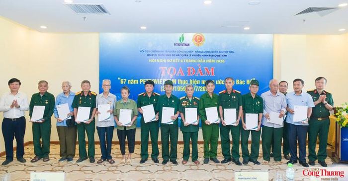 Hội Cựu chiến binh Bộ máy Quản lý và Điều hành Petrovietnam trao quà cho các Mẹ Việt Nam anh hùng, các thương binh, bệnh binh, gia đình chính sách, gia đình có công với cách mạng tại tỉnh Phú Thọ.