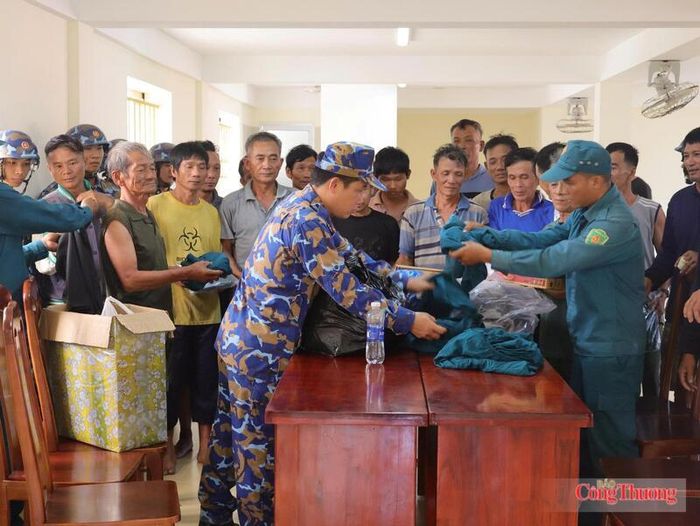 Cán bộ, chiến sĩ, Tiểu đội dân quân và các lực lượng trên đảo cấp phát quần áo, nhu yếu phẩm cho ngư dân.