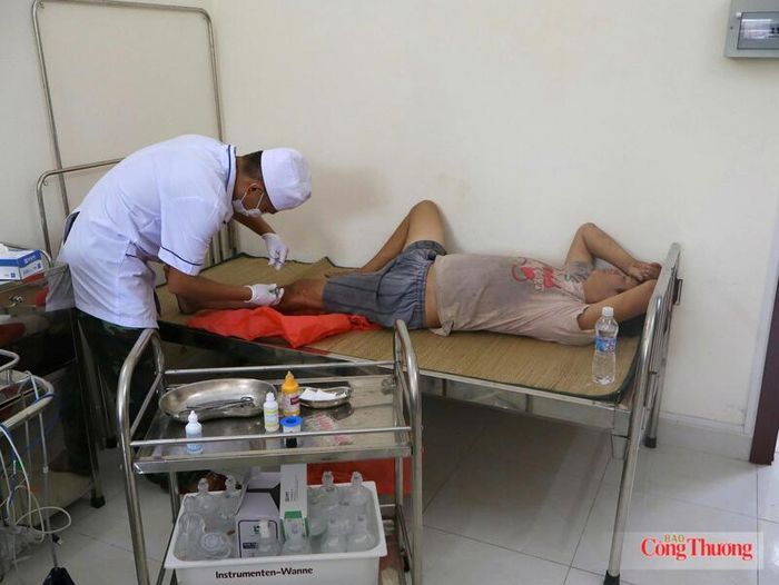 Bác sĩ trên đảo xử lý vết thương hở cho ngư dân.