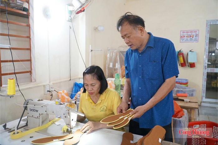 Cựu chiến binh Nguyễn Xuân Sơn kiểm tra các sản phẩm lót giày Hương Quế.