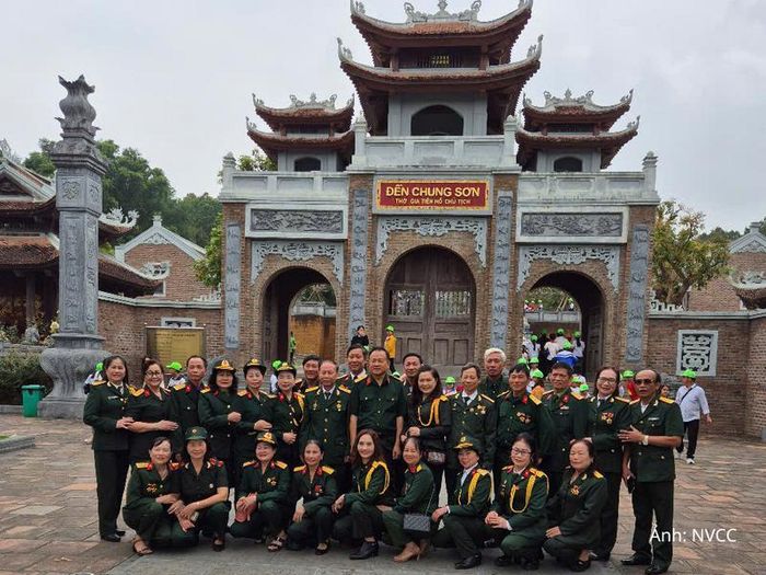 Cựu chiến binh Nguyễn Xuân Sơn cùng các cựu chiến binh viếng đền Chung Sơn (thuộc Quần thể khu di tích Kim Liên, tỉnh Nghệ An).