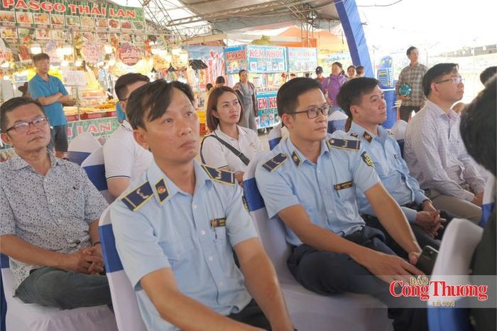 Các đại biểu tham dự lễ khai mạc.